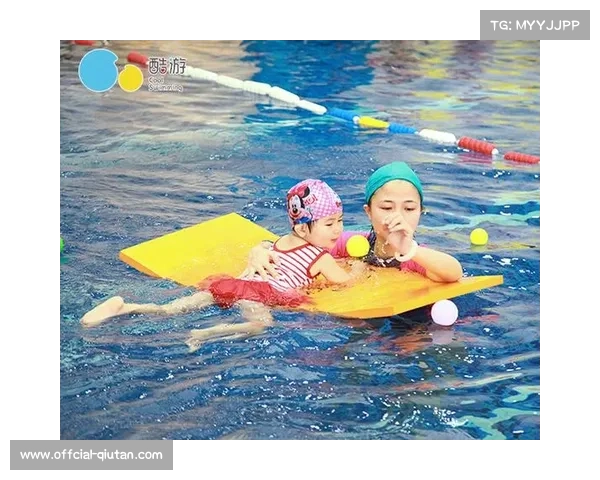 亲子游泳体验区开放，家长与孩子共同完成趣味水球挑战